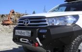 Бампер силовой передний алюминиевый Toyota Hilux Revo 2015- с местами под доп. фарами